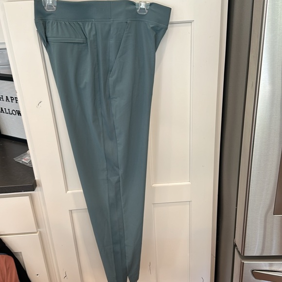 Athleta Women’s Ankle Pant. Size 10/T. New with tags. - Picture 5 of 6